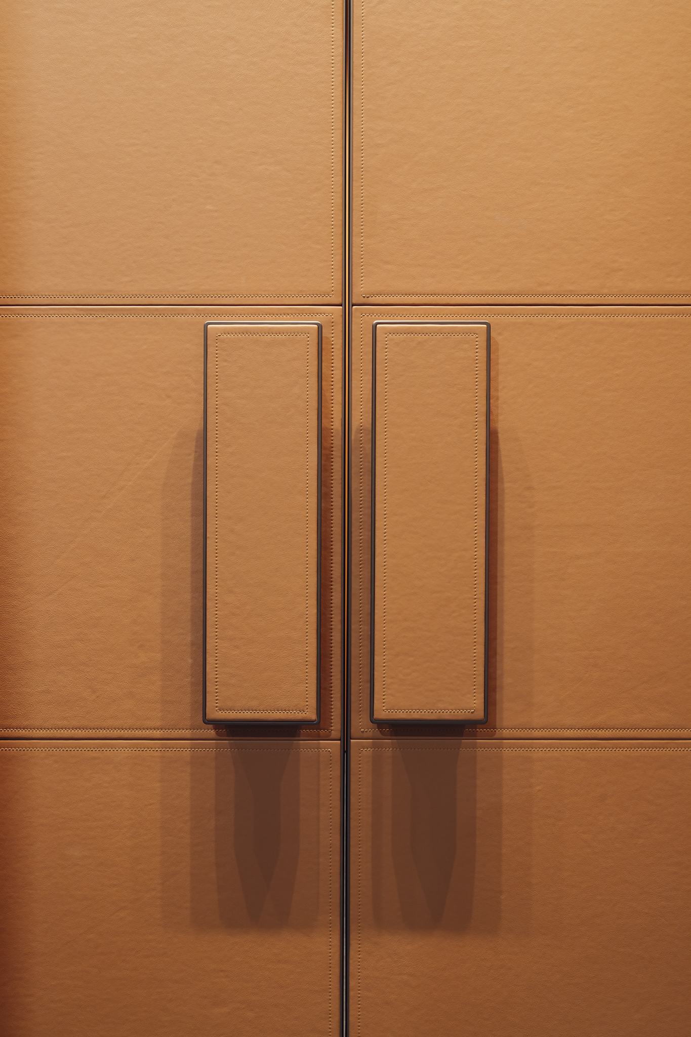 2026_Barausse_02_갤러리_Barausse_dett_Sofi_double_pivot_leather_PE2001_Sid70_rame_LeviaXL_handles_detail_lr