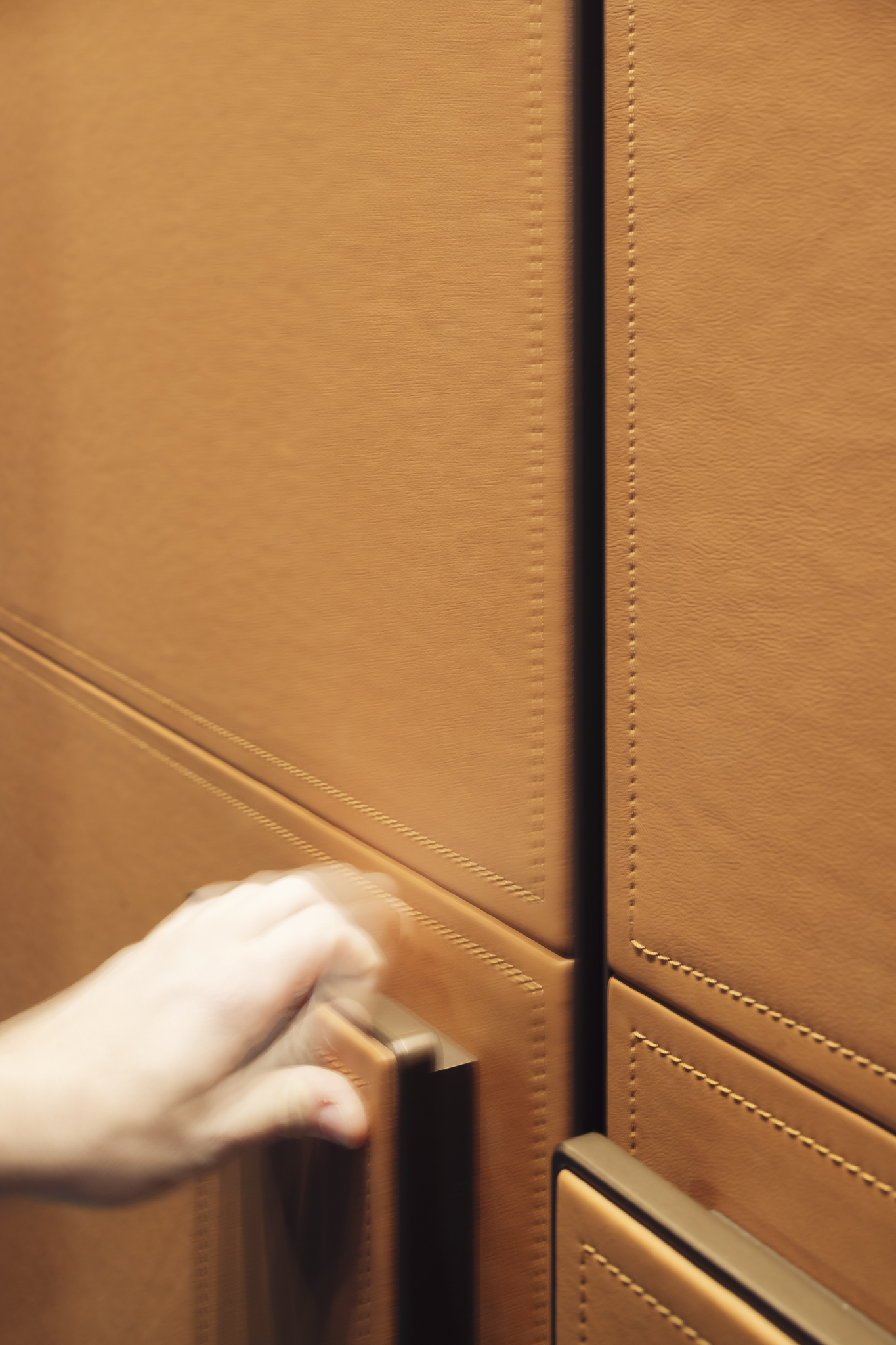 2026_Barausse_03_갤러리_Barausse_dett_Sofi_leather_PE2001_Sid70_rame_LeviaXL_handles_04_lr